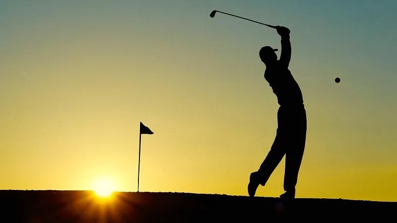 ⛳ NHỮNG CÚ ĐÁNH GOLF... ĐÁNH MẤT CẢ GHẾ CÔNG VỤ?