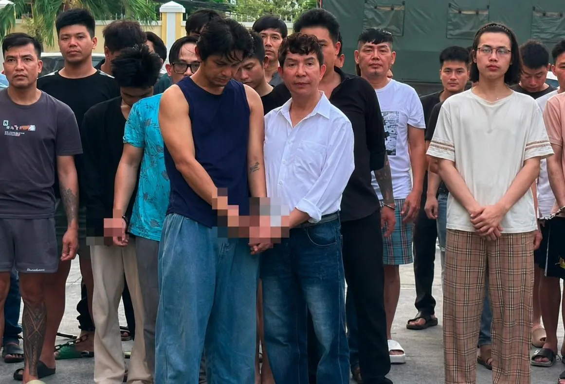 🎭 SHOWBIZ VÀ ❝LIỀU TĂNG LỰC❞ TRONG BÓNG TỐI: ÁP LỰC HAY LỰA CHỌN?