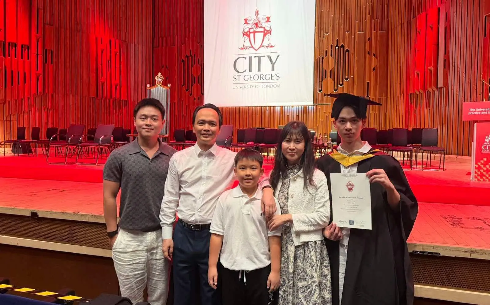 👨‍👩‍👦 Vợ ông Trịnh Văn Quyết lần đầu lộ diện sau khi hoàn tất nộp hơn 2.470 tỷ đồng khắc phục hậu quả vụ án
