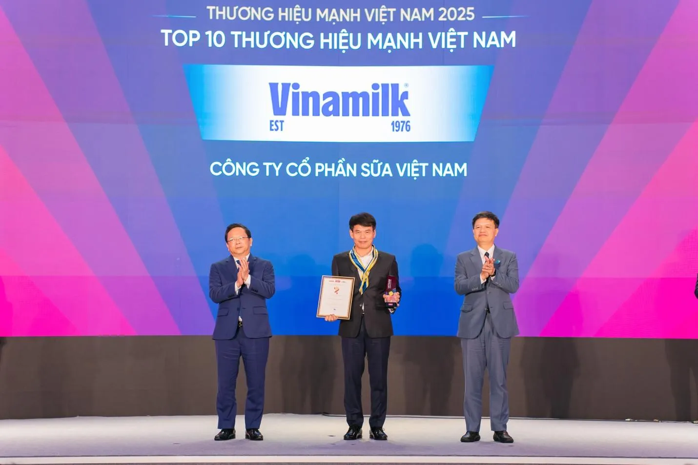 Vinamilk đón nhận Huân chương Lao động và hành trình 50 năm