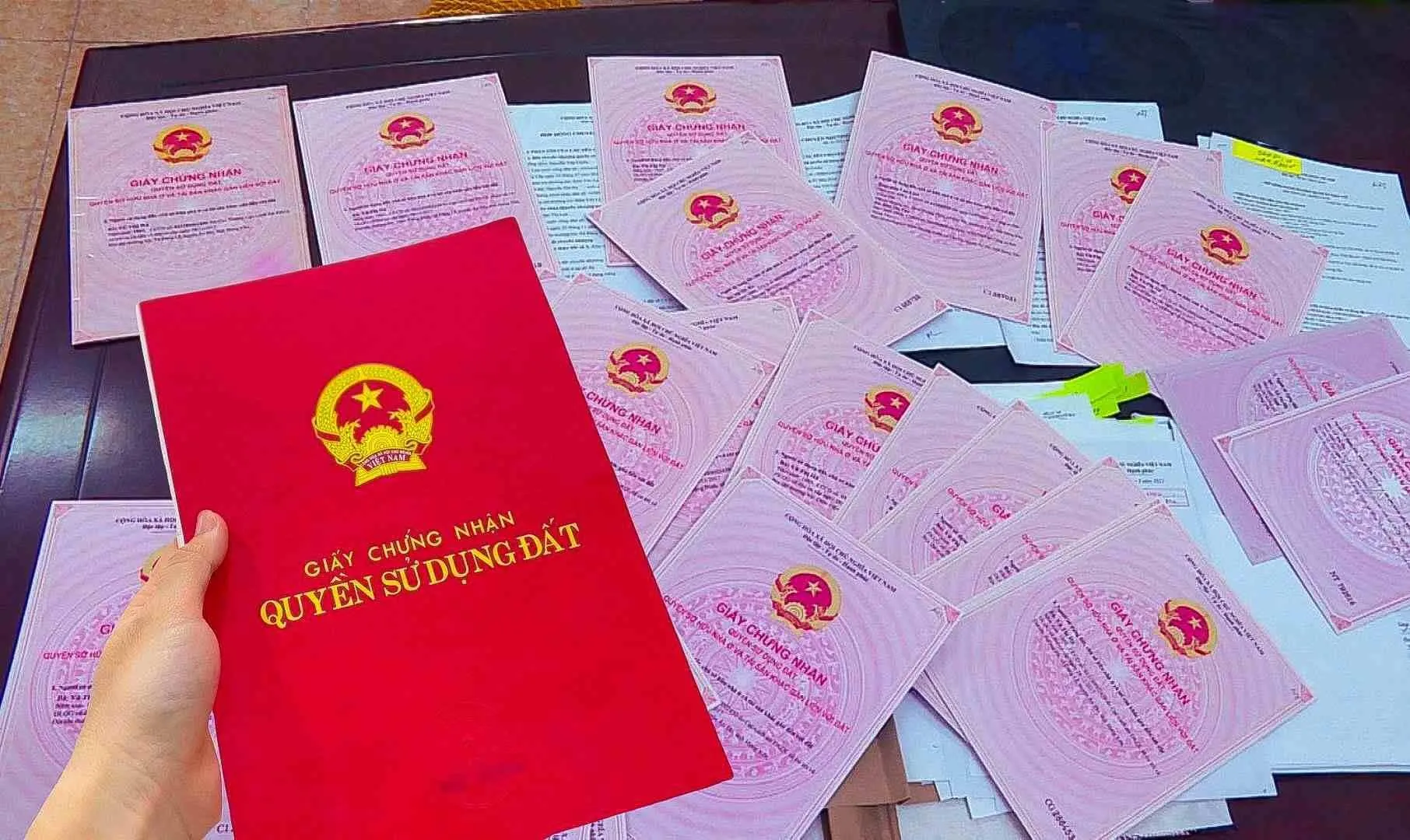 Giả giấy mời làm thủ tục đất đai, dụ cài ứng dụng lạ để chiếm tài khoản ngân hàng