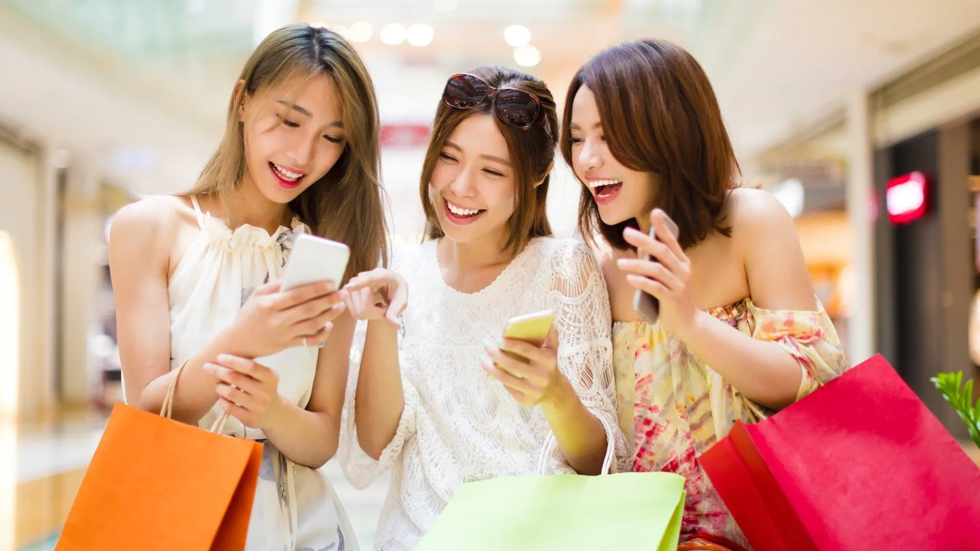 Thương mại điện tử Việt Nam tăng tốc: Người mua chi nhiều hơn, shop nhỏ bị sàng lọc