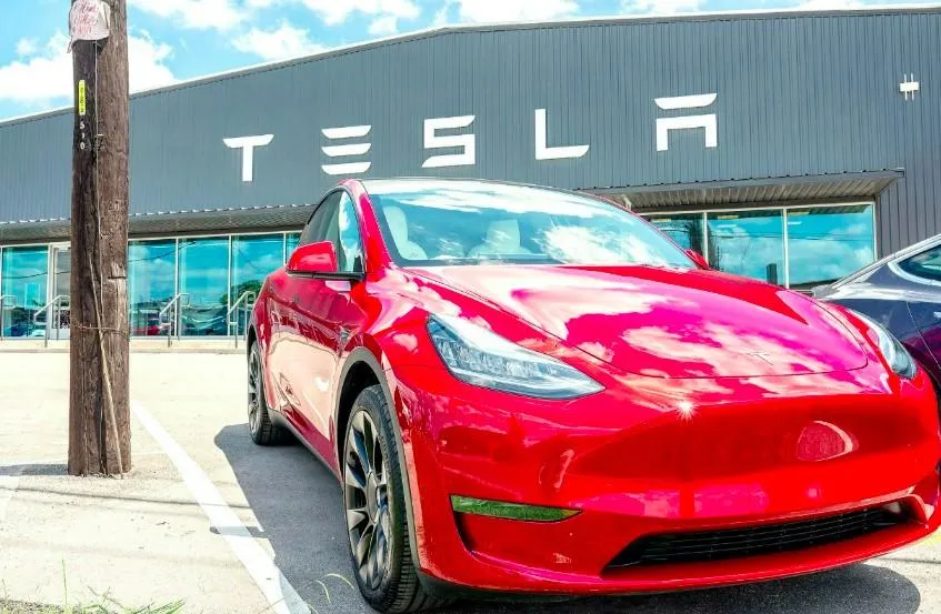Chủ xe Tesla người Mỹ gốc Việt kiện hãng, cáo buộc xe bất ngờ tăng tốc