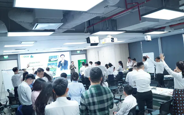 ‏Lãnh đạo thời AI: Từ “bội thực dữ liệu” đến năng lực ra quyết định tài chính‏