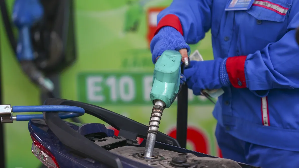 Giá xăng E10 tăng lên gần 27.200 đồng một lít