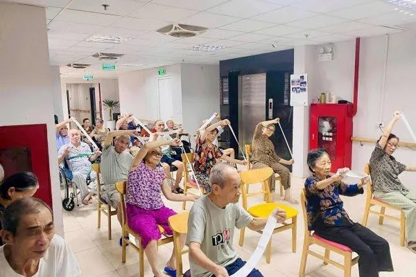 Sáng đưa đi, tối đón về với 200.000 đồng/ngày: Mô hình bán trú người cao tuổi giữa đại đô thị tỷ USD