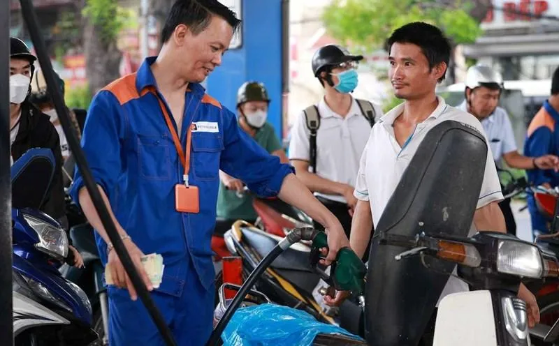 Xăng E10 tăng hơn 21% từ tháng 9, giá hàng hóa cuối năm đối mặt áp lực