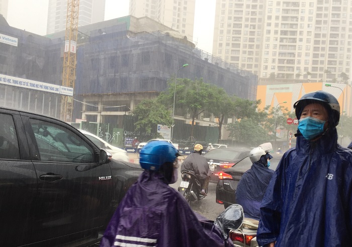Phụ huynh 'rẽ nước' đưa con đi thi trong cơn mưa như thác đổ