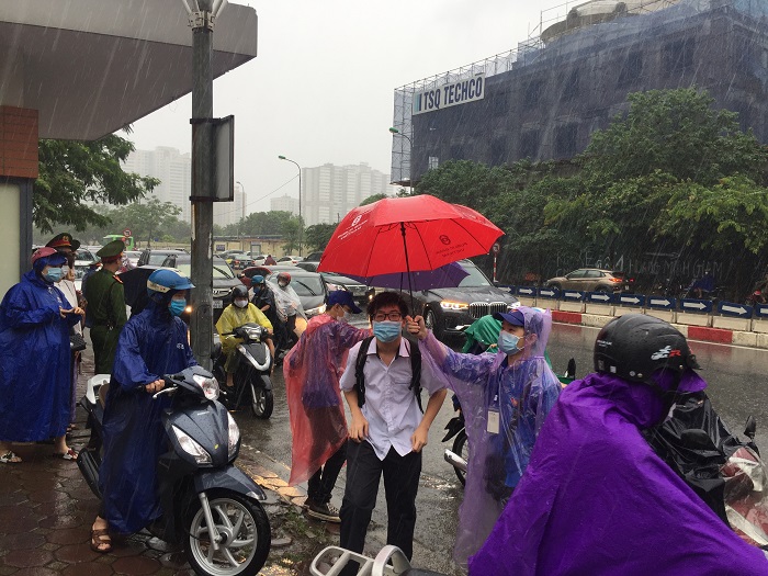 Sĩ tử Hà Nội vượt ải ‘vũ môn’ cuối cùng trong trời mưa tầm tã