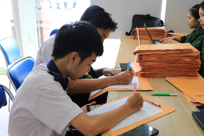 Tuyển sinh Đại học năm 2021: Nhiều trường tại TP. HCM phải dời lịch thi, giấy xét tuyển chuyển tận nhà