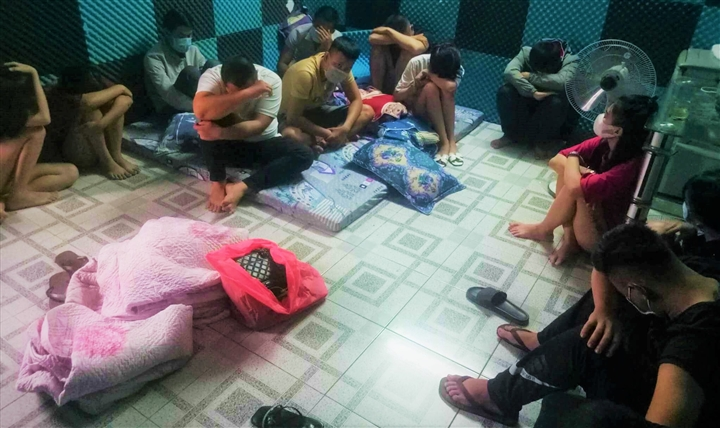 Quảng Ngãi: 35 nam, nữ tụ tập trong nhà nghỉ bất chấp lệnh cấm