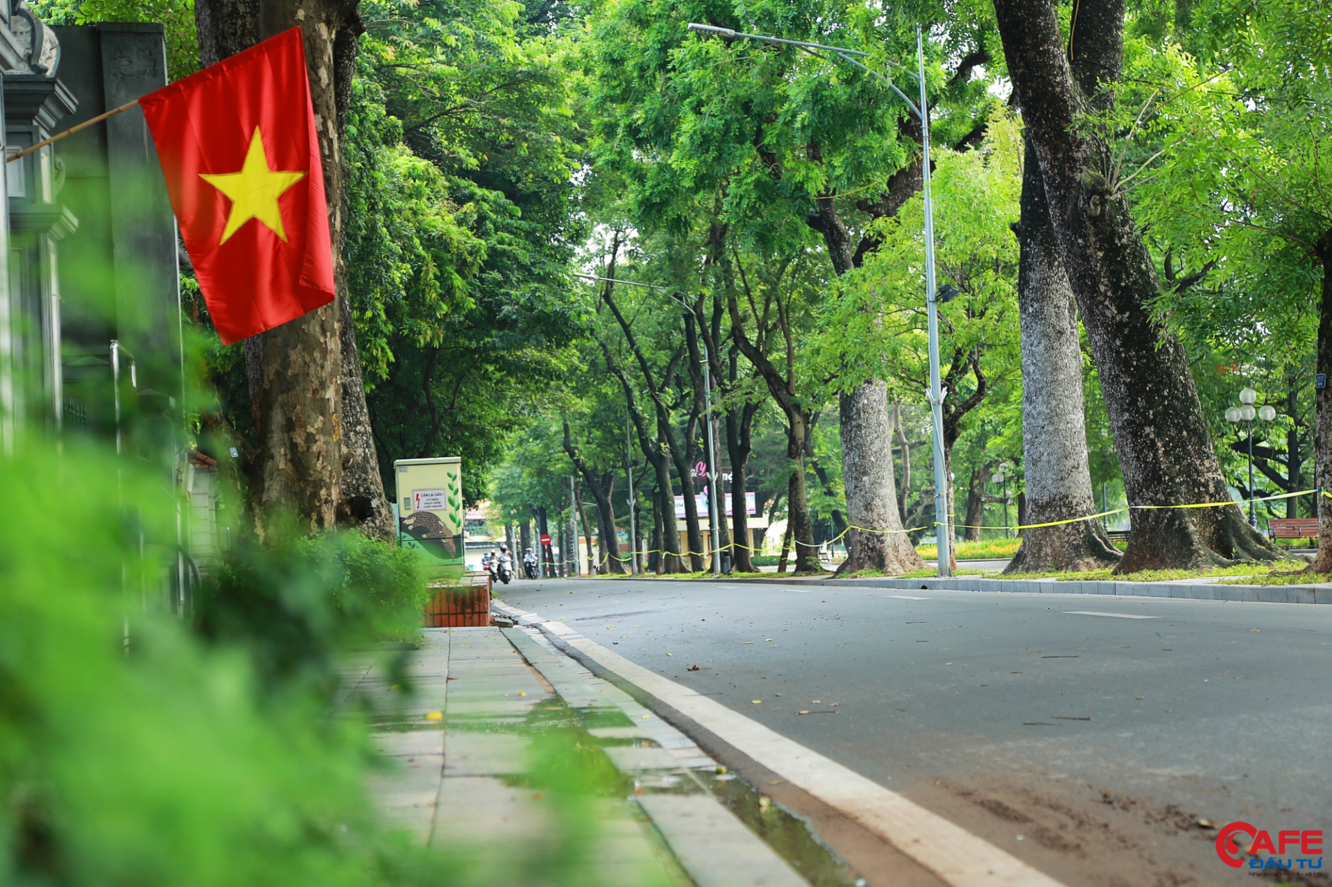 Hà Nội ngày đầu thực hiện giãn cách xã hội: Nơi vắng vẻ lạ thường, nơi tấp nập người qua lại
