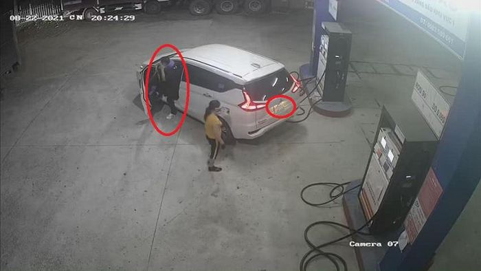 Tài xế ô tô cố tình che biển số, đổ xăng rồi 'bùng' tiền bỏ chạy