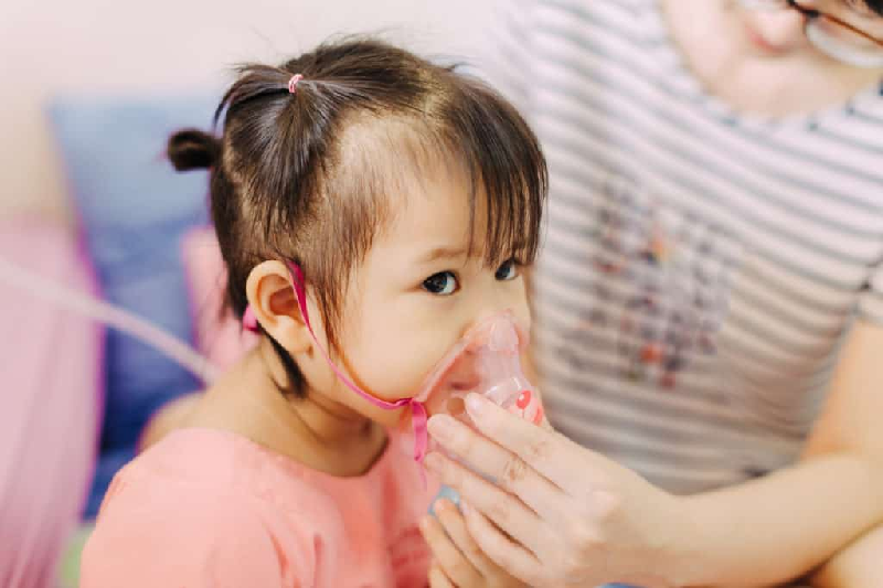 Bộ Y tế: Cha, mẹ có thể cam kết tự nguyên đi cùng trẻ em đến nơi cách ly, điều trị Covid-19
