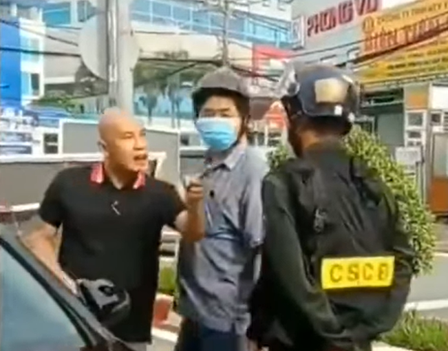 Khởi tố tài xế thông chốt bất thành, dọa 'giết cả nhà' cảnh sát cơ động ở chốt kiểm dịch