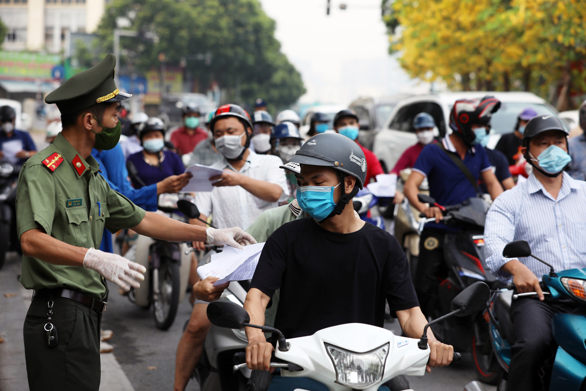 Nóng: 19 quận, huyện 'bình thường mới' ở Hà Nội sẽ không kiểm tra giấy đi đường