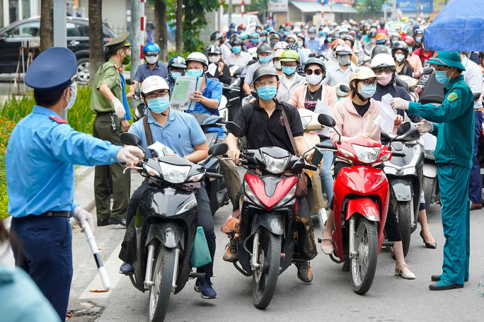 Hà Nội dừng kiểm tra giấy đi đường sau 6h ngày 21/9