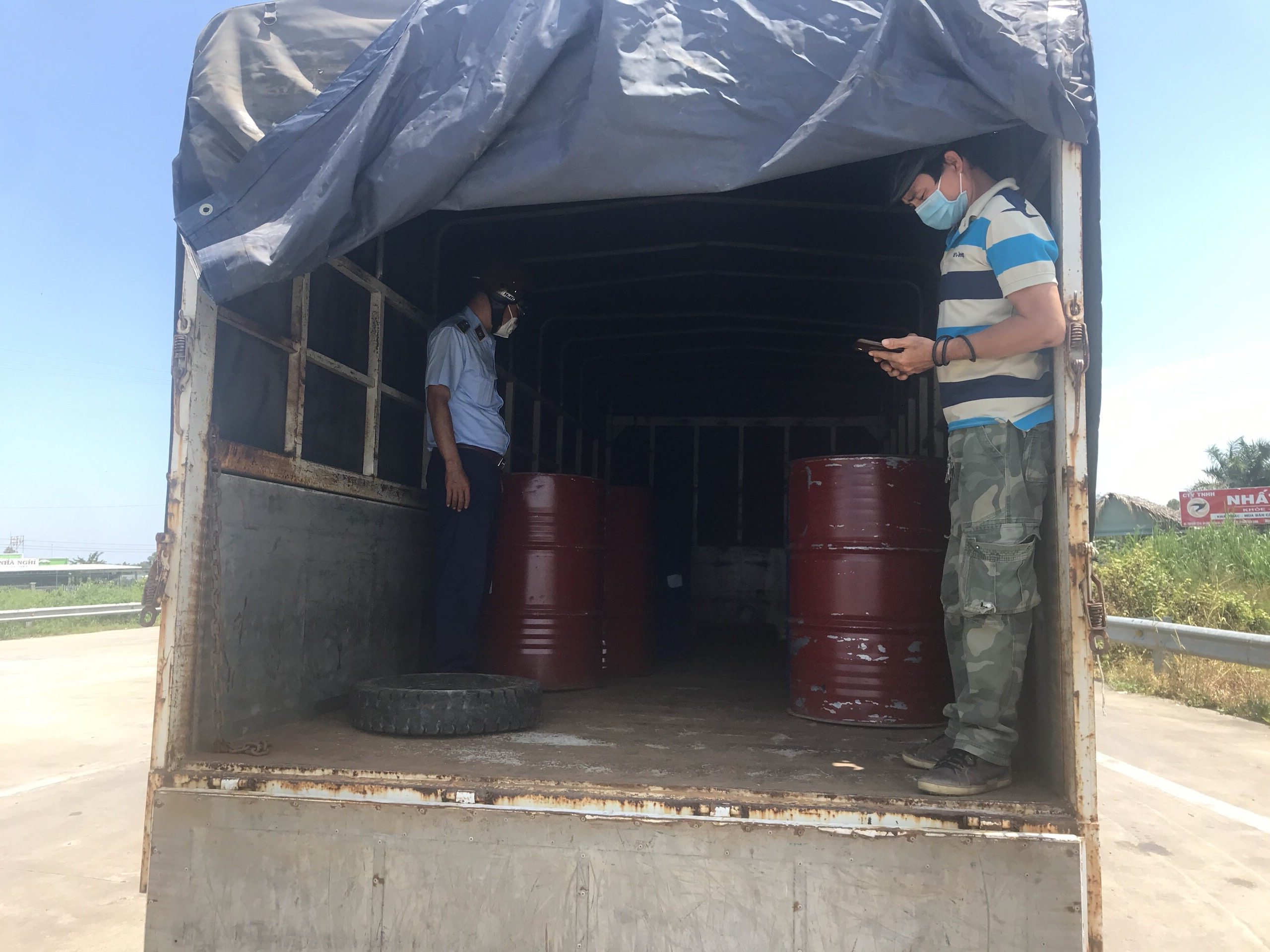 Trên 3.000 lít hóa chất công nghiệp vi phạm vận chuyển trên xe qua luồng xanh