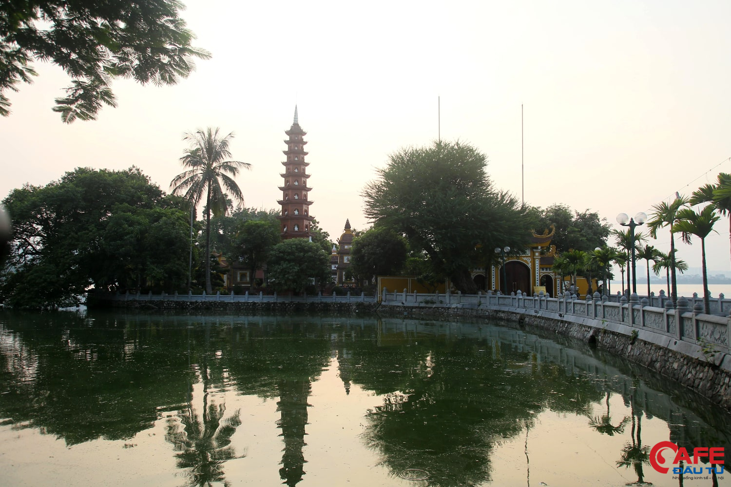 Đền chùa đóng cửa, người dân Hà Nội đứng vái vọng từ xa trong ngày mùng 1