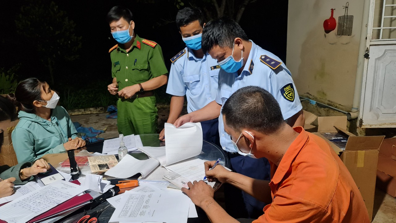 2.000 bao thuốc lá điếu nhập lậu vận chuyển trên xe 'luồng xanh'