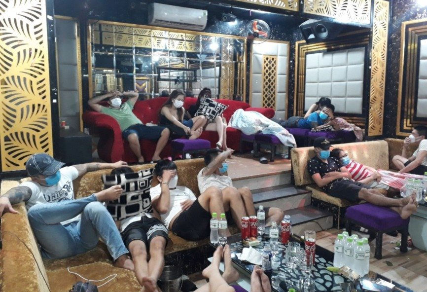 Bắt tại trận hơn 30 'nam thanh nữ tú' sử dụng ma túy trong karaoke