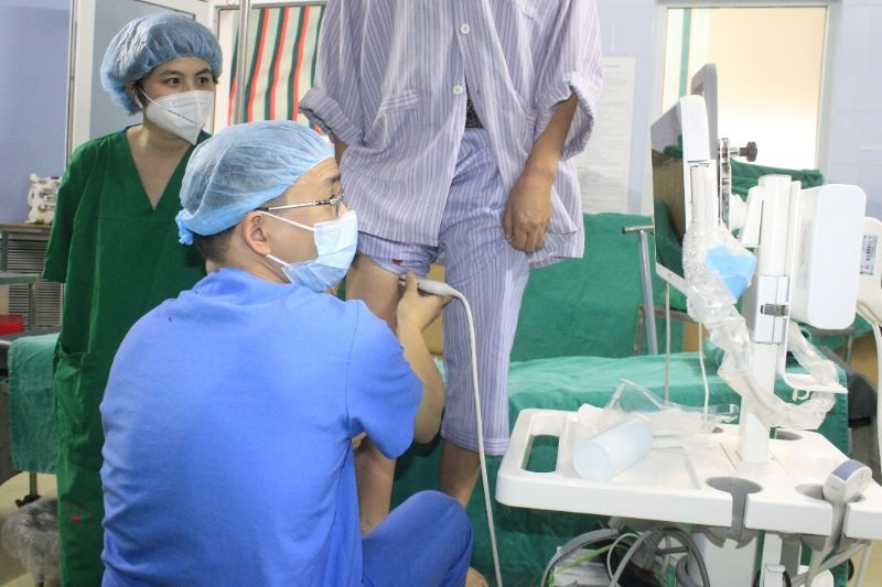 Bệnh nhân đầu tiên được điều trị thành công suy giãn tĩnh mạch bằng keo sinh học