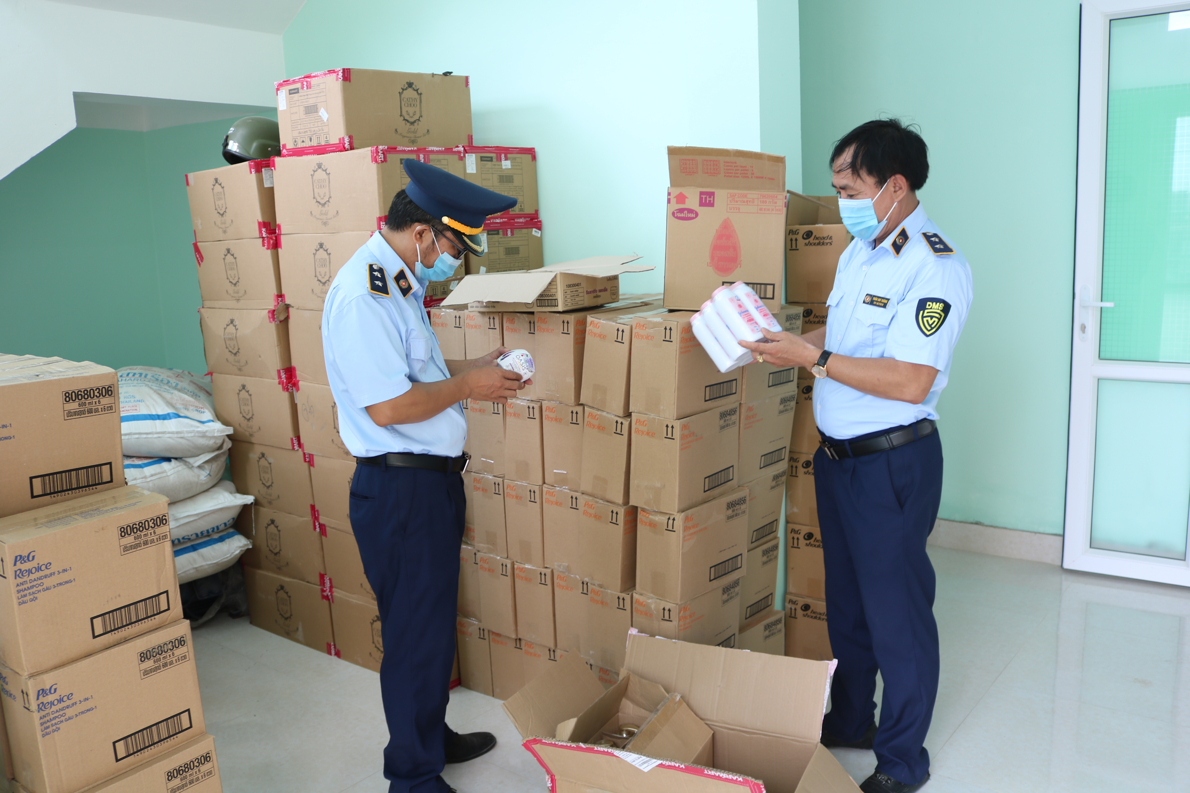 Thu giữ hơn 15.000 chai dầu gội, sữa tắm, phấn rôm có dấu hiệu nhập lậu