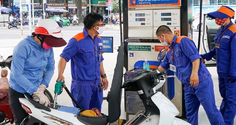 Giá xăng RON95-III giảm hơn 1.000 đồng/lít từ chiều nay