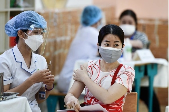Vì sao nữ gặp nhiều tác dụng phụ hơn nam giới sau tiêm vaccine Covid-19?