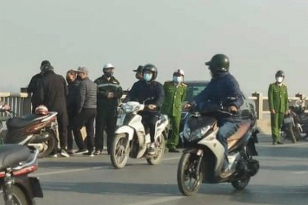 Hà Nội: Người phụ nữ bỏ lại ô tô trên cầu Vĩnh Tuy nhảy xuống sông Hồng