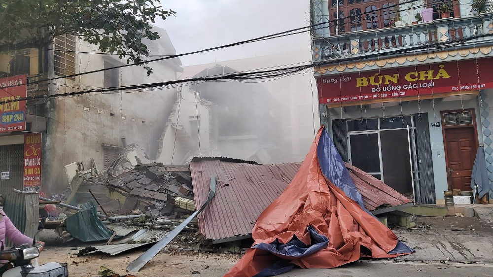 Lào Cai: Ngôi nhà 3 tầng mặt phố bất ngờ đổ sập hoàn toàn