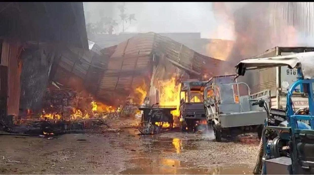 TP. HCM: Cháy lớn thiêu rụi bãi giữ xe rộng hàng trăm m2
