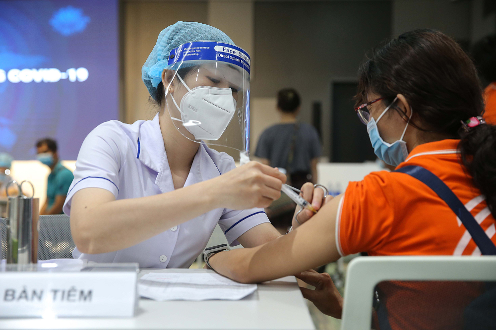 Quảng Nam: Nam sinh lớp 11 tiêm 2 mũi vắc xin trong 10 phút