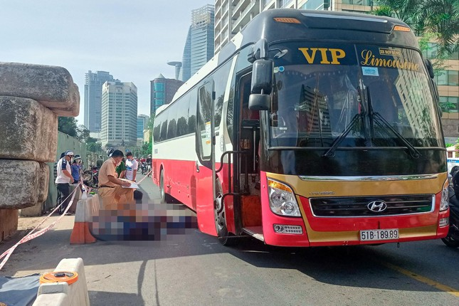 Bị cuốn vào gầm xe khách, nam thanh niên điều khiển xe máy tử vong tại chỗ