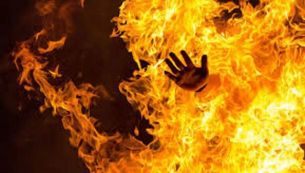 Níu kéo tình cảm bất thành, nam tài xế tưới xăng đốt bạn gái