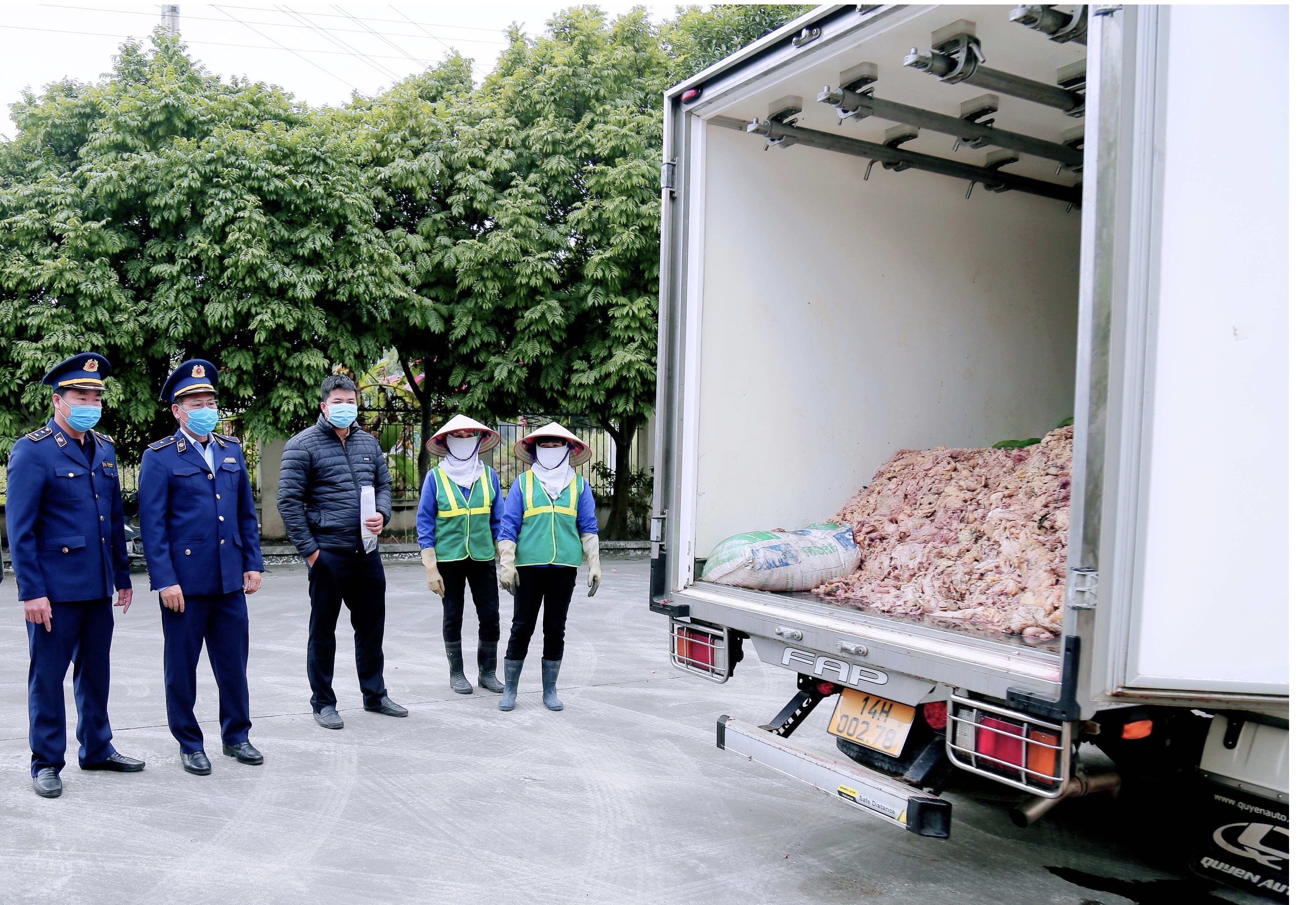 Xử lý tiêu hủy 2.400 kg mỡ động vật không rõ nguồn gốc