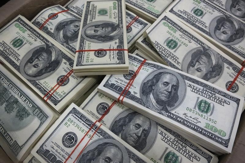 Tỷ giá USD ngân hàng thương mại tiếp tục lao dốc