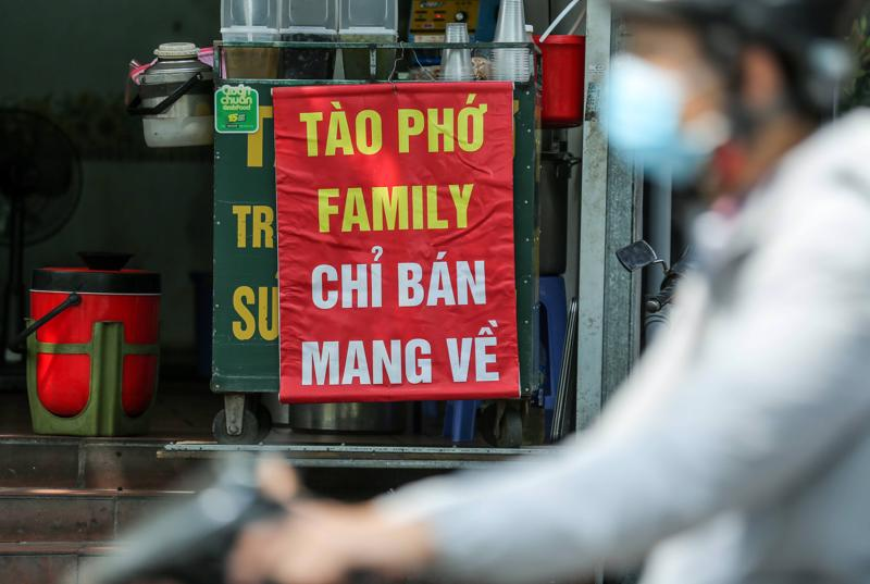 Hà Nội: Một huyện 'vùng cam' tạm dừng dịch vụ bán hàng ăn uống tại chỗ
