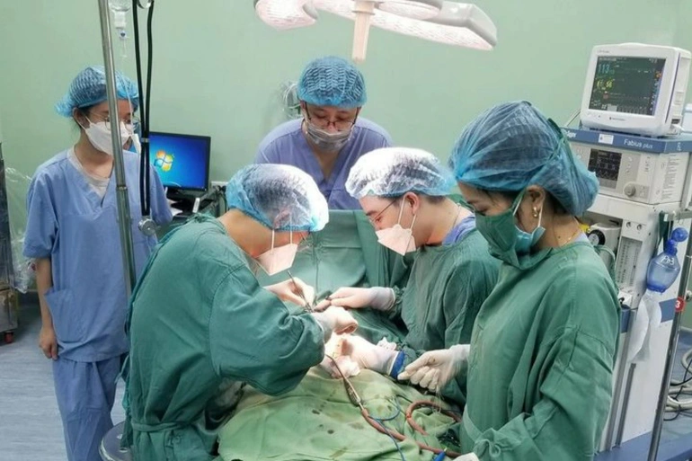 Cháu bé 3 tuổi nguy kịch do nuốt phải 25 viên bi nam châm vào bụng