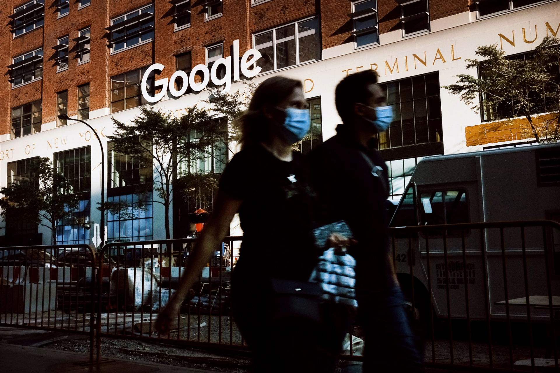 Google lùi ngày cho nhân viên trở lại văn phòng, thử nghiệm 'tuần làm việc linh hoạt'