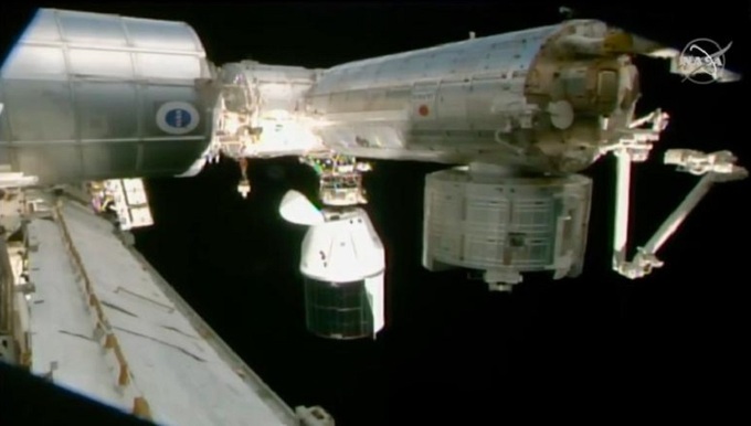 Tàu vũ trụ của SpaceX trở về Trái Đất với một khoang rượu nho