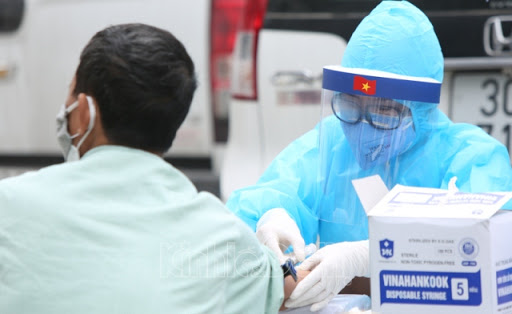 TP. HCM tiến hành lấy mẫu xét nghiệm Covid-19 với tất cả nhân viên y tế 