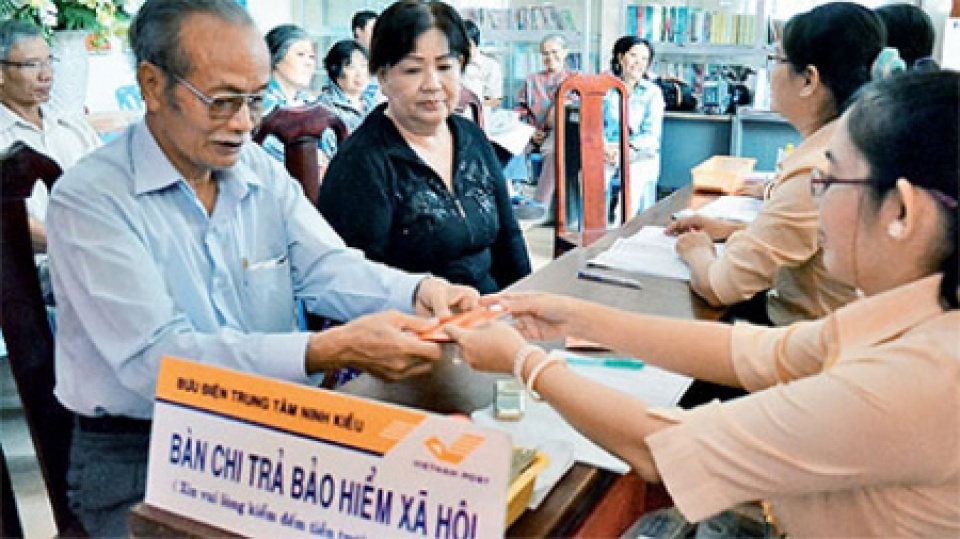 Gộp lương hưu 2 tháng vào một kỳ trả đối với 13 tỉnh thành