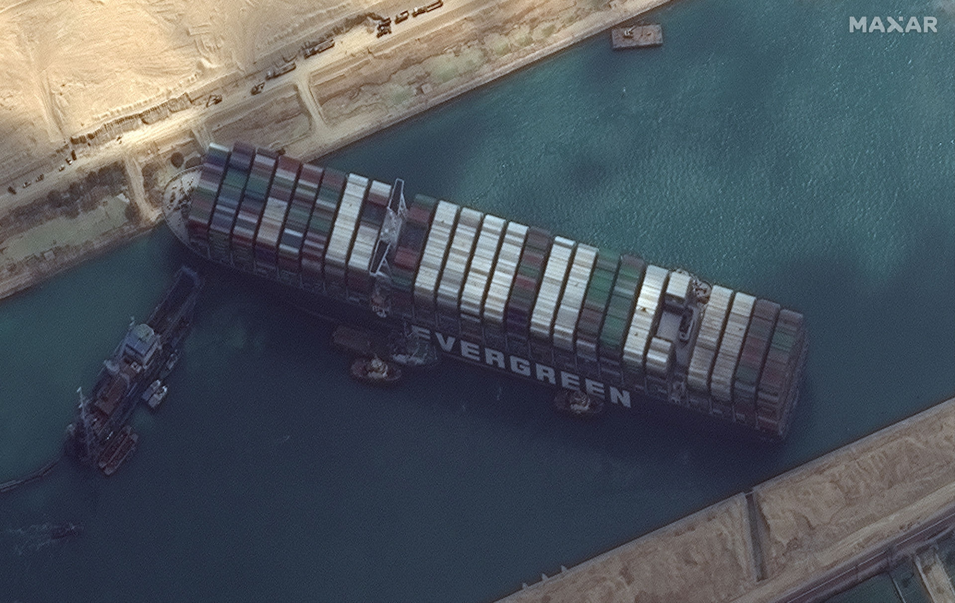 Siêu tàu container chặn ngang Suez đã 'khẽ cử động'