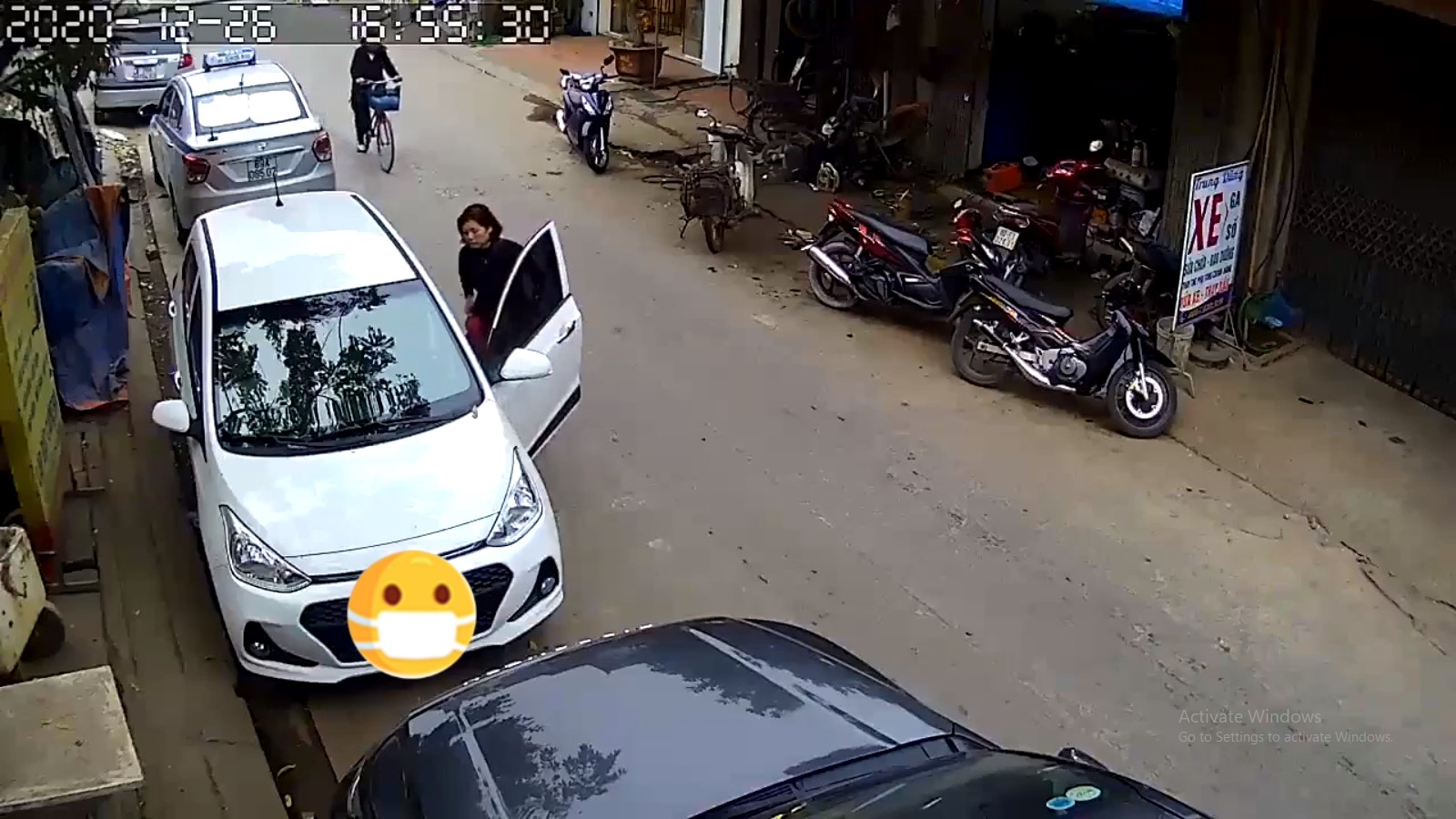 Nhầm chân ga, nữ tài xế Hyundai Grand i10 tông bay hàng loạt xe máy
