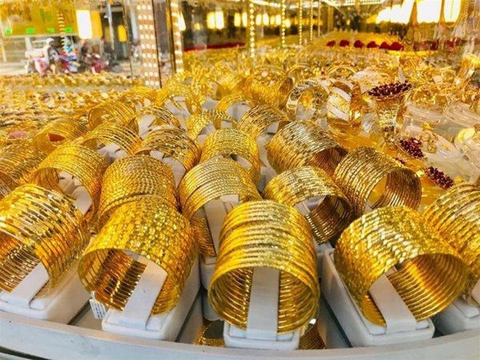 Giá vàng tăng mạnh, hướng lên mốc 64 triệu đồng/lượng