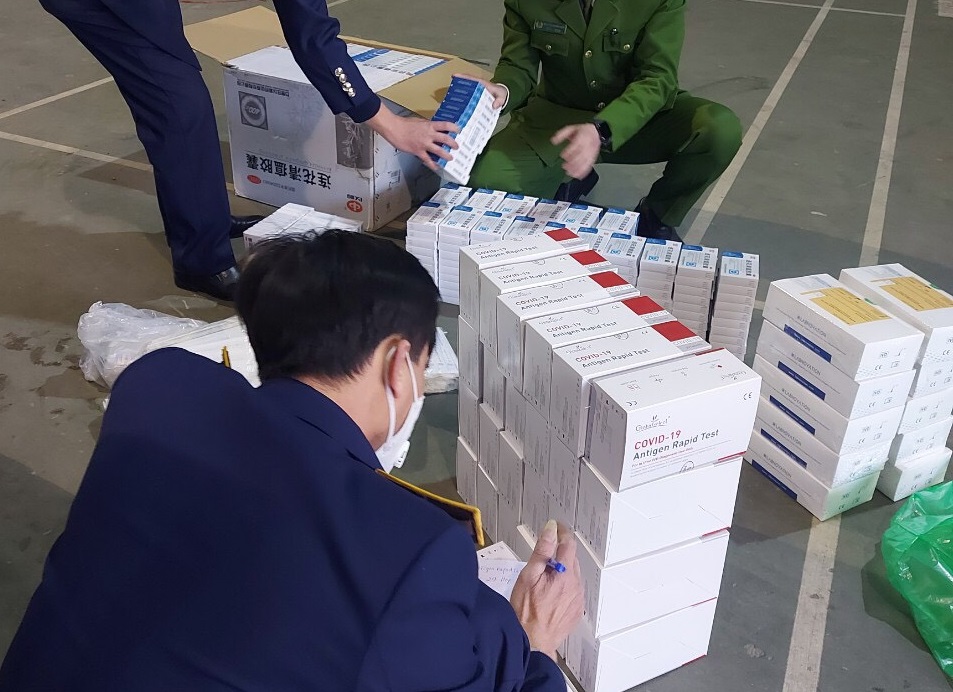 Hàng nghìn kit test, thuốc điều trị Covid-19 trôi nổi bị phát hiện, bắt giữ
