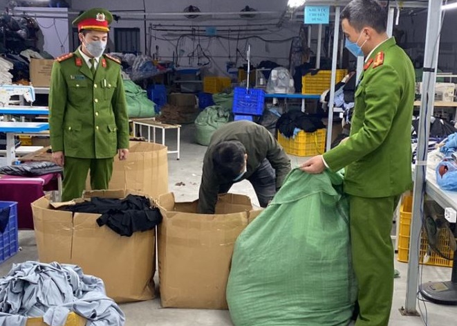 Liên tiếp bắt quả tang các cơ sở sản xuất quần áo giả mạo thương hiệu nổi tiếng