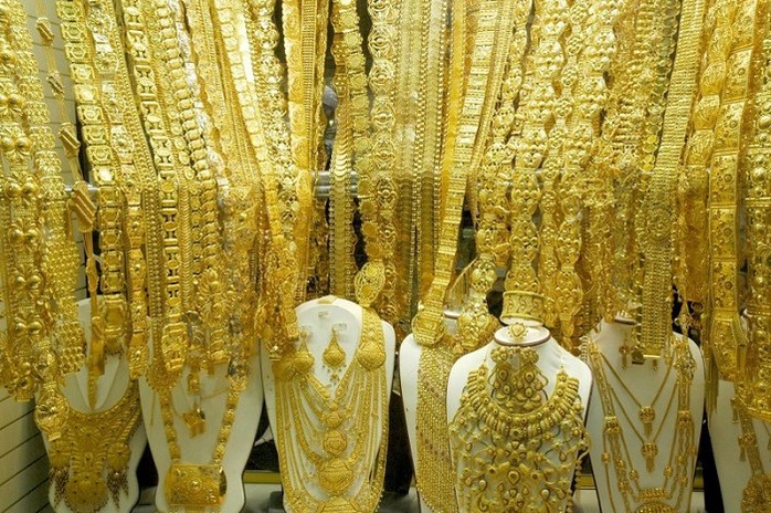 Giá vàng trong nước tiếp tục giảm sâu theo thế giới