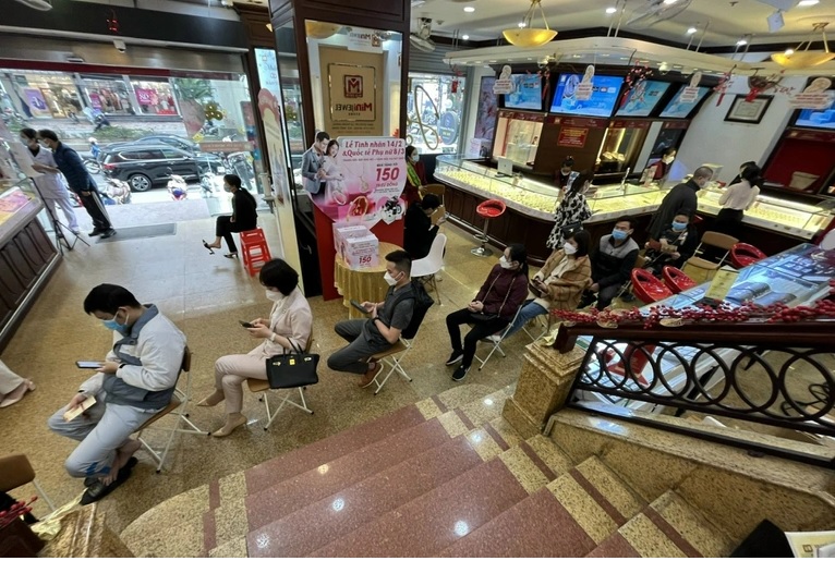 Người dân Hà Nội đổ xô đi bán chốt lời khi giá vàng lên cao chưa từng có
